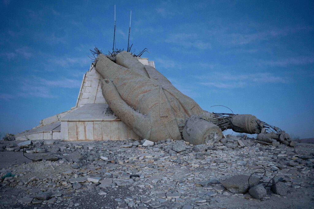 SYRIE, Mai 2025.
Statue de Hafez al Assad déboulonnée après la chute du régime.