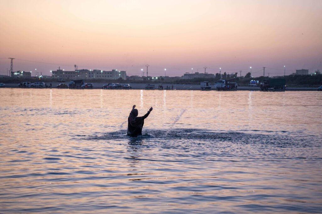 SYRIE, Raqqa, juillet 2025.
En début de soirée, les habitants viennent se rafraichir sur les bords de l'Euphrate.