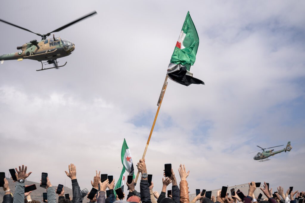SYRIE, Damas, 8 décembre 2025.
À Damas, sur la place des Omeyyades, célébrations pour commémorer les 1 an de la chute de Bachar al Assad. Avant le début de la parade militaire, des hélicoptères de l’armée syrienne viennent survoler la foule.

SYRIA, Homs, dec 7, 2025.
In Damascus’ Umayyad Square, celebrations to commemorate the one year anniversary of the fall of Bachar al Assad. Before the beginning of the military parade, army helicopters come flying over the crowd.