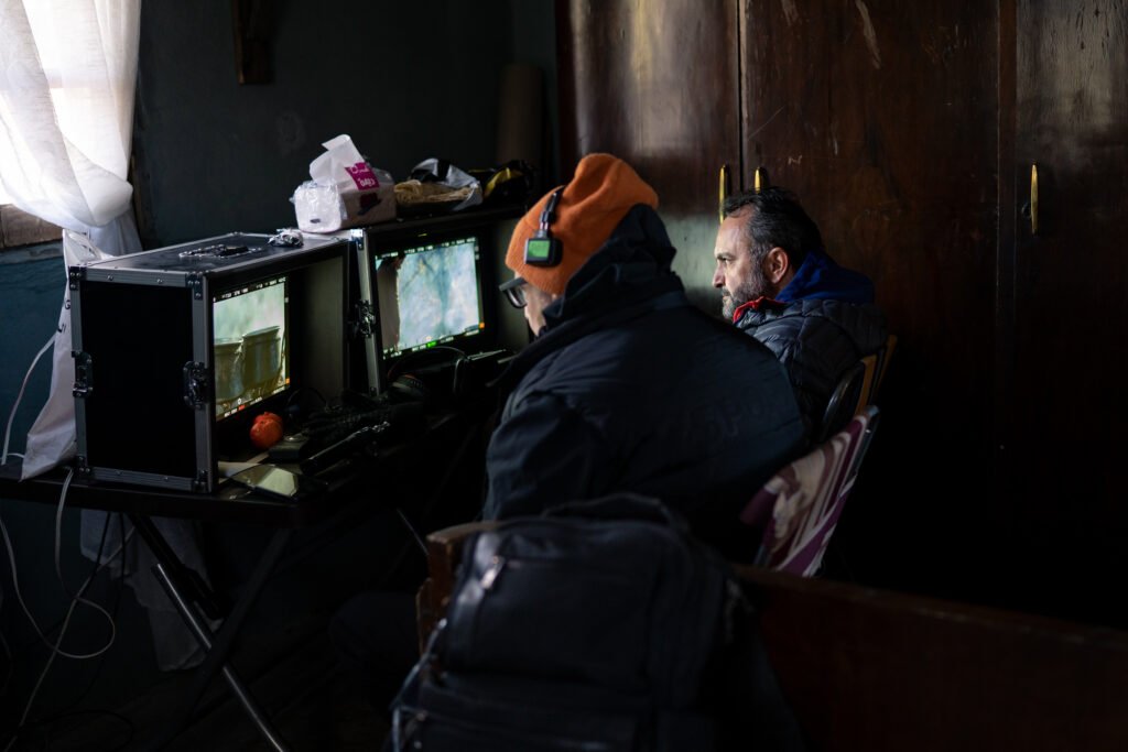 SYRIE, al-Kachich, 14 janvier 2026
Tournage de la saison 1 de la série « les syriens ennemis » (al sourioun al aadou). Le tournage est dirigé par le réalisateur syrien Layth al Hajjo, et la série devrait sortir lors du ramadan 2026. Layth Hajjo (à droite) et son directeur de la photographie, Allessandro Martella (à gauche), suivent le tournage d’une scène à distance.