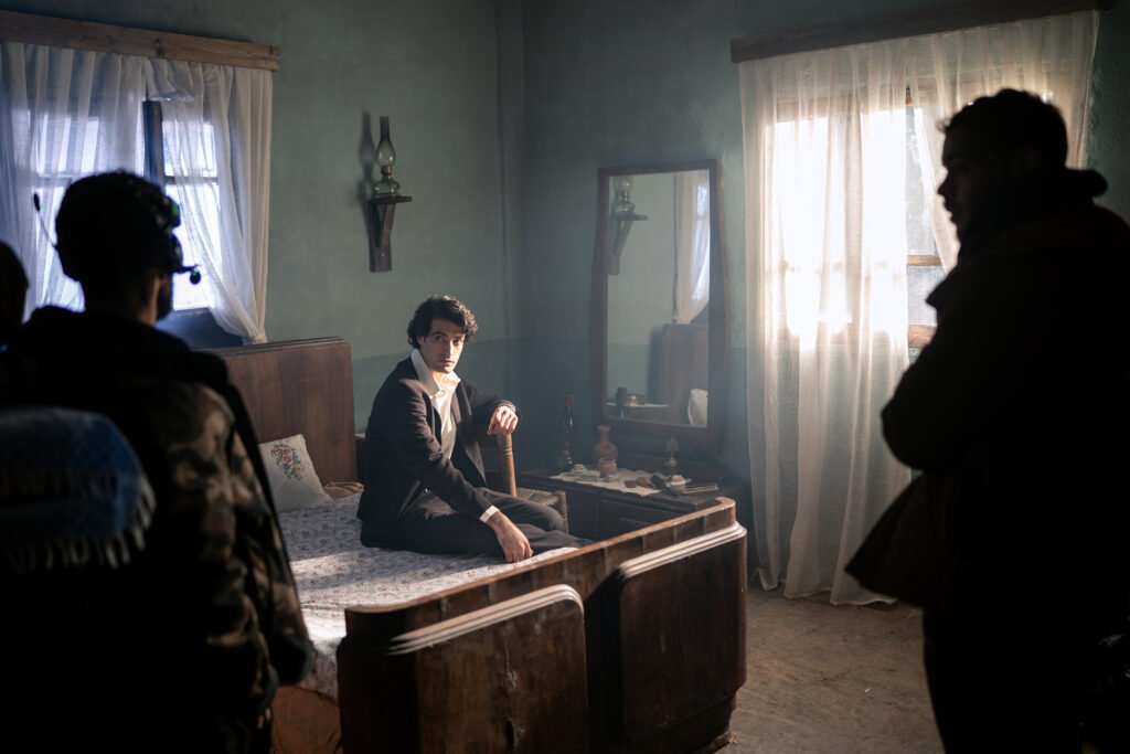 SYRIE, al-Kachich, 14 janvier 2026
Tournage de la saison 1 de la série « les syriens ennemis » (al sourioun al aadou). Le tournage est dirigé par le réalisateur syrien Layth al Hajjo, et la série devrait sortir lors du ramadan 2026. L’acteur Ayman Tameh lors du tournage d’une scène.
