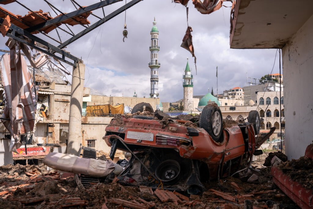 LIBAN, Nabi Chit, 7 mars 2026.
La ville de Nabi Chit, dans la Bekaa, a la suite des bombardements ismaéliens et aux combats qui y ont opposé l’armée israélienne au Hezbollah et a des habitants du village. Le 6 mars dans la soiree, des forces spéciales israéliennes se sont fait larguer en hélicoptère sur les hauteurs du village, puis ont ensuite tente une incursion dans le village de Nabi Shit pendant la nuit. L’objectif : récupérer les restes d’un pilote israélien, Ron Arad, supposément enterré ici. Face a la resistance des habitants et des attaques du Hezbollah, les forces israéliennes se sont retirees. Bilan de l’operation : plus de 40 morts cote libanais, dont trois soldats de l’armée libanaise et des civils selon les chiffres du ministère de la santé libanais. Pas de mort cote israélien.
Alentours de la place centrale, touchée par une bombe de gros calibre pendant la nuit, alors que les forces israéliennes se retiraient. L’endroit vise se trouve au centre de la ville, et a cause de tres importantes destructions alentour. Des voitures ont meme été propulsées sur les immeubles alentour tant l impact était violent.
