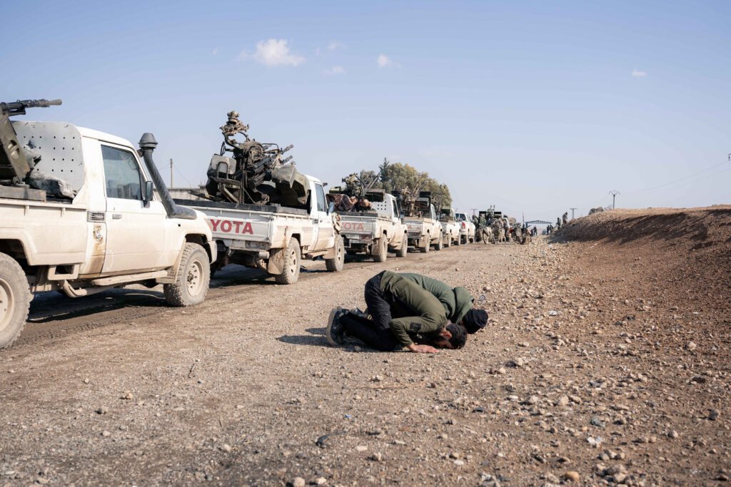 SYRIE, Raqqa, 19 janvier 2026.
Suite à l’offensive du gouvernement syrien contre le Nord-Est du pays tenu par les forces démocratiques syriennes (FDS), la majorité du gouvernorat de Raqqa est revenu dans le giron de l’état syrien et des forces qui lui sont affiliées. 
Non loin de Raqqa, une colonne de combattants syriens patiente.

SYRIA, Raqqa, January 19, 2026
Following the offensive by the syrian government against the North East under the control of Syrian Democratic Forces (SDF), the vast majority of the Raqqa governorate has fallen into the hands of the syrian state and its affiliated forces.